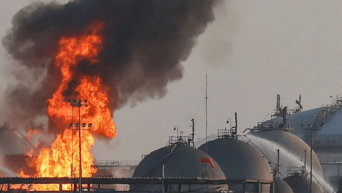 Citra satelit menunjukkan tangki penyimpanan minyak di Ras Tanura, terminal ekspor terbesar Arab Saudi, terbakar setelah diduga menjadi sasaran serangan Yaman.