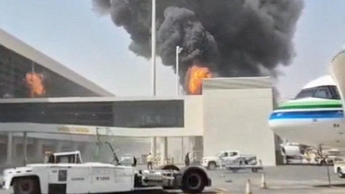 Bandara Internasional King Khalid di Riyadh mengalami gangguan penerbangan besar. Sekitar 86 persen penerbangan terjadwal dibatalkan pada 8–25 Oktober, menurut data Cirium yang dikutip Reuters.