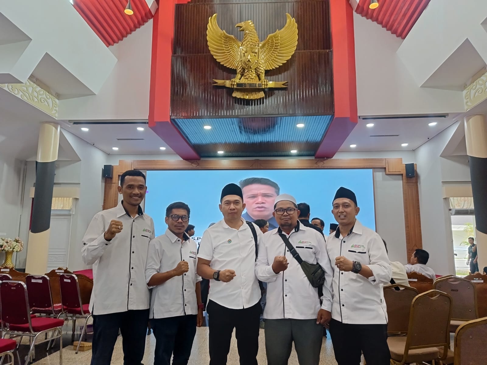 Ketua DPD ABI Kukar, Mas'ud, bersama jajaran pengurus menghadiri pelantikan pengurus IKA PMII Kukar di Pendopo Odah Etam, Tenggarong, Rabu (21/10/2026).