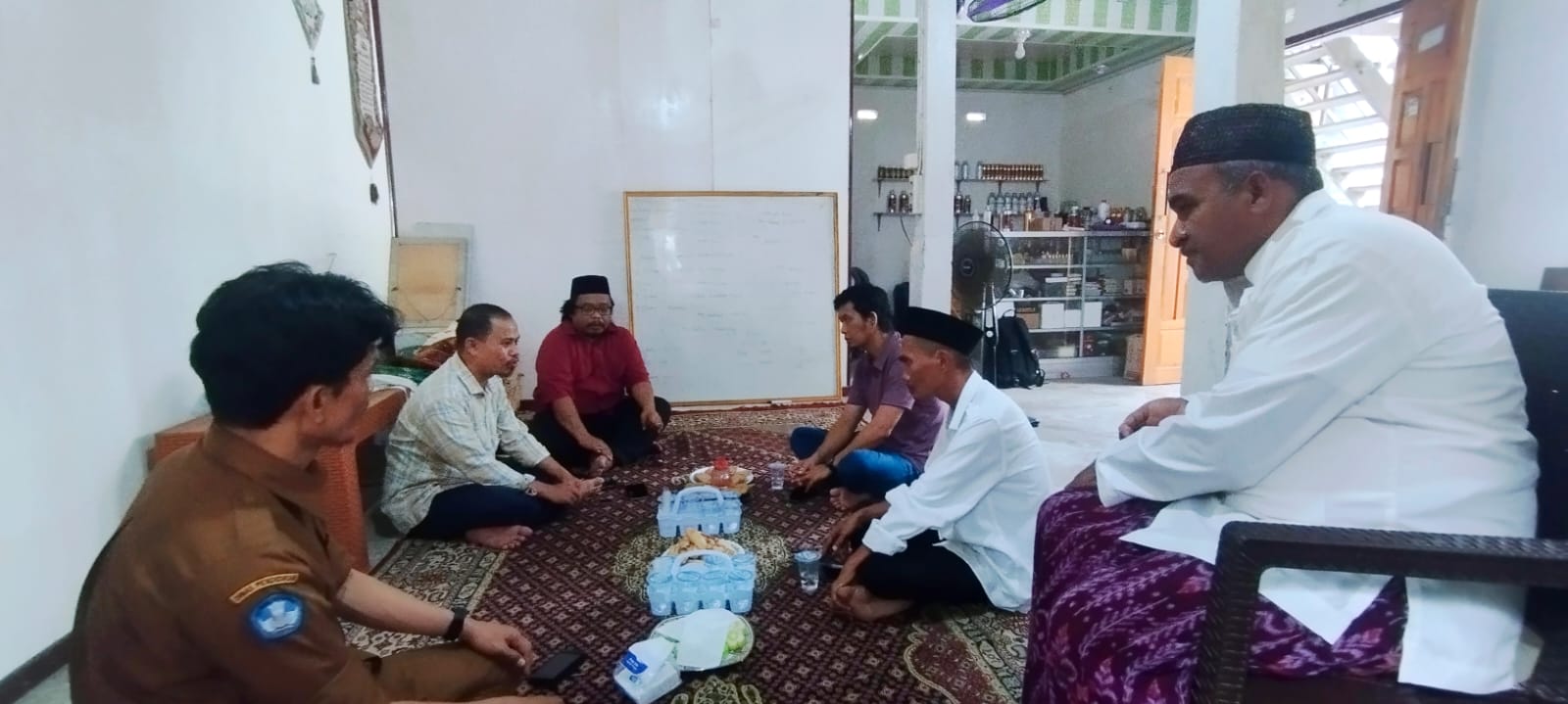 Pengurus DPW ABI Sulawesi Barat dan tokoh komunitas Ahlul Bait mengikuti FGD pendalaman hasil survei kehidupan beragama komunitas Ahlul Bait Indonesia di Desa Manjopai, Polewali Mandar, 6 Oktober 2026.
