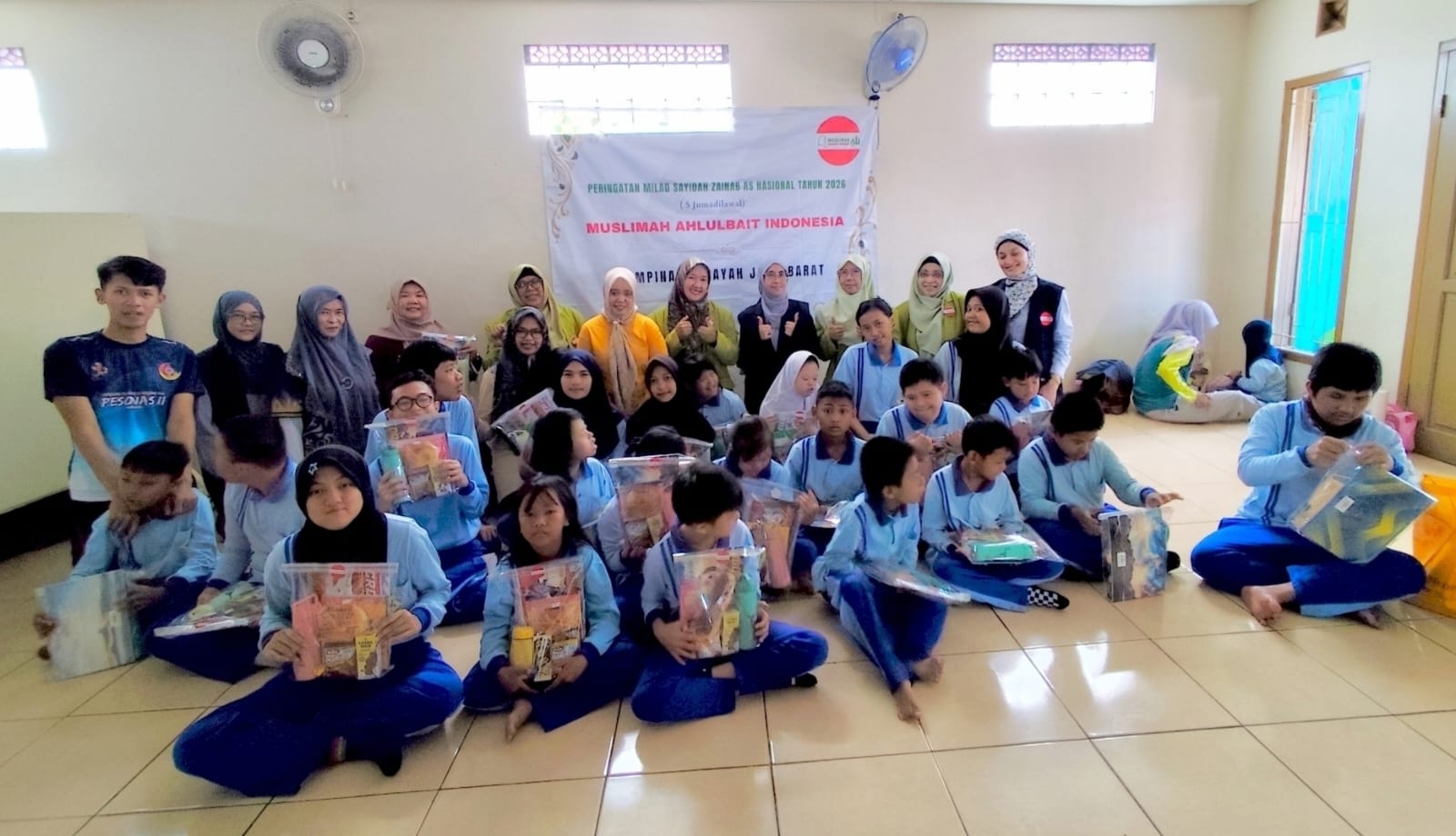 Pimpinan Wilayah Muslimah ABI Jawa Barat bersama Pimpinan Cabang Muslimah ABI Kota Bandung berfoto bersama siswa dan guru SLB-C Karya Bhakti, Kecamatan Padasuka, Bandung, dalam kunjungan memperingati milad Sayyidah Zainab a.s., Jumat (23/10/2026).