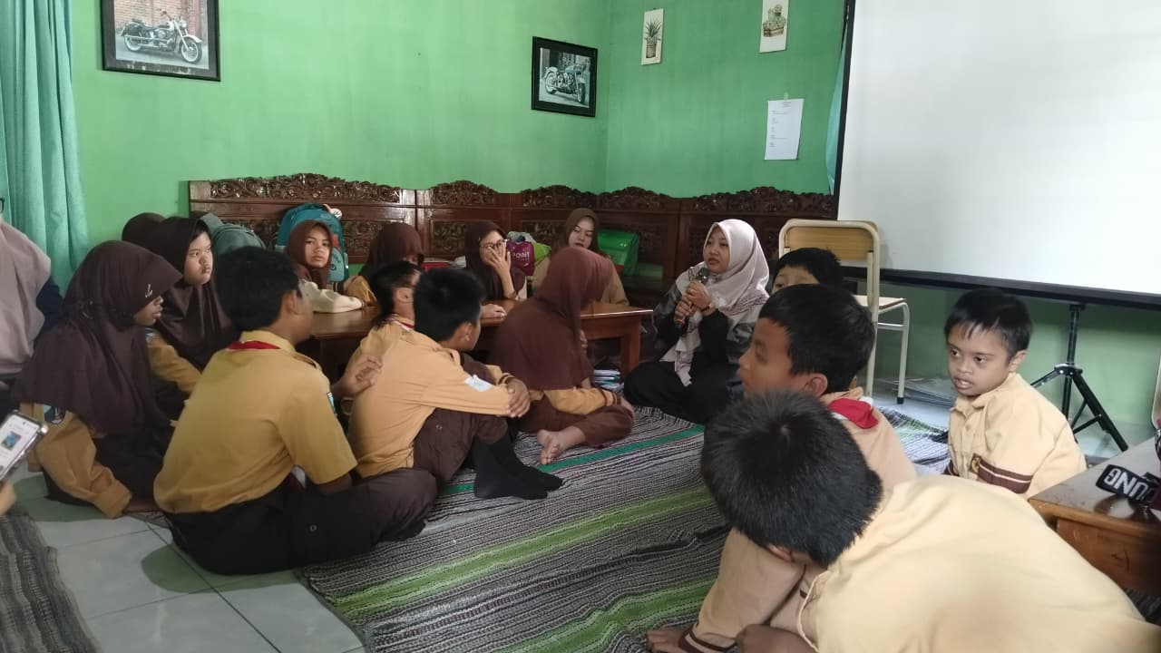 Muslimah ABI Kabupaten Blitar bersama anak-anak, pengajar, dan wali murid SLB Budi Mulia dalam kegiatan sosial memperingati Milad Sayyidah Zainab a.s., Kamis (22/10/2026), di Blitar.