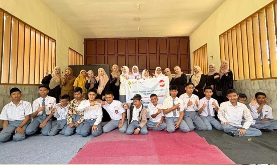 Muslimah ABI Kabupaten Bondowoso mengunjungi SMALB Negeri Bondowoso, Selasa (20/10/2026), untuk mengenalkan keteladanan Sayyidah Zainab AS sekaligus menumbuhkan semangat dan kepercayaan diri siswa berkebutuhan khusus.