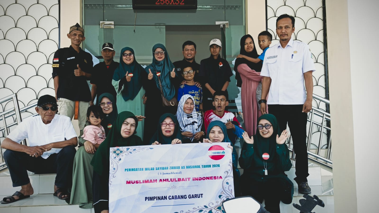 Muslimah ABI Kabupaten Garut bersama pengurus PPDI Malangbong dan jajaran Kecamatan Malangbong dalam kunjungan sosial dan penyerahan santunan untuk memperingati Wiladah Sayyidah Zainab as, 21 Oktober 2026.