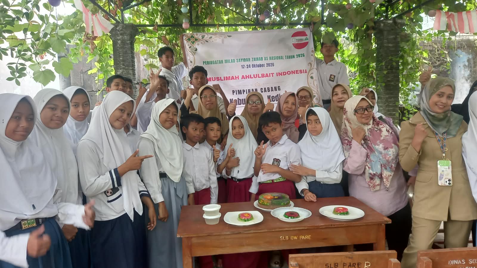Pengurus Muslimah ABI Kediri bersama DPD ABI Kabupaten Kediri dan peserta didik SLB-C Dharma Wanita Pare menunjukkan hasil praktik jelly art dalam kegiatan sosial memperingati milad Sayyidah Zainab s.a, Selasa (20/10/2026).