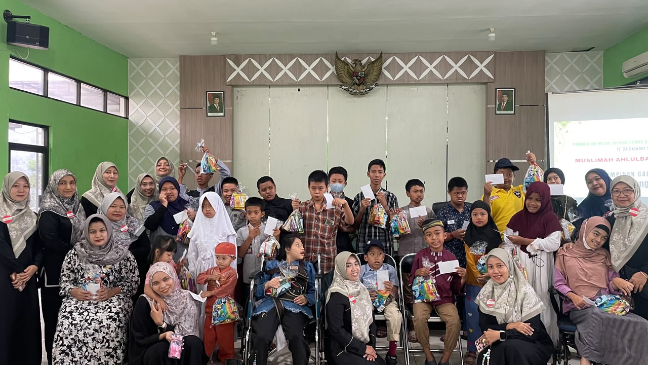 Muslimah ABI Kota Malang bersama anak-anak penyandang disabilitas dan para pendamping dalam kunjungan sosial Milad Sayyidah Zainab s.a. bertema “Aku, Kamu, Kita Setara”, di Aula UPT Perlindungan Perempuan dan Anak, Kota Malang, Jumat (23/10/2026).