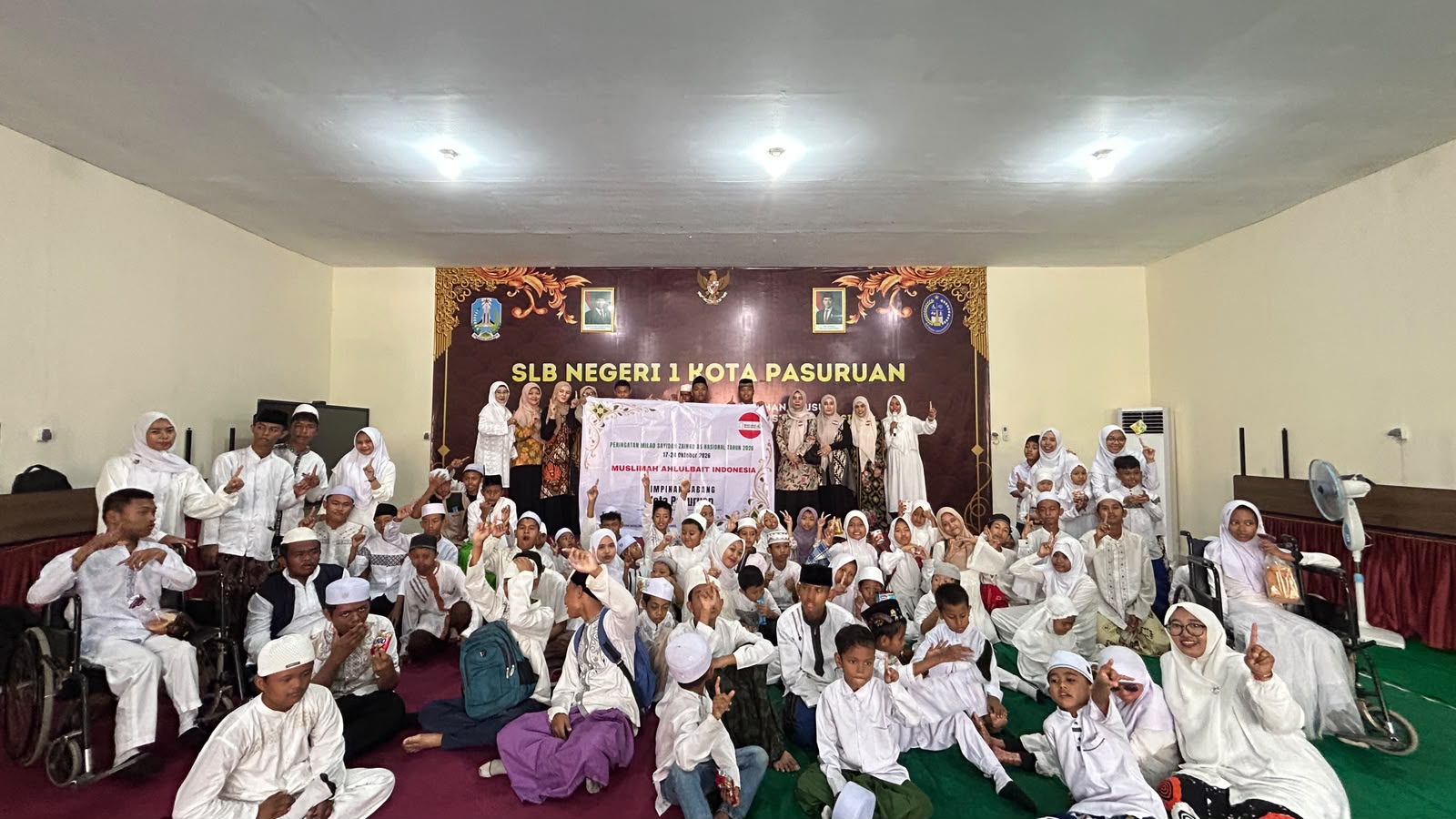 Pengurus Muslimah ABI Kota Pasuruan berinteraksi dengan para siswa SLBN 1 dalam kunjungan sosial dan silaturahmi untuk memperingati Milad Sayyidah Zainab a.s.