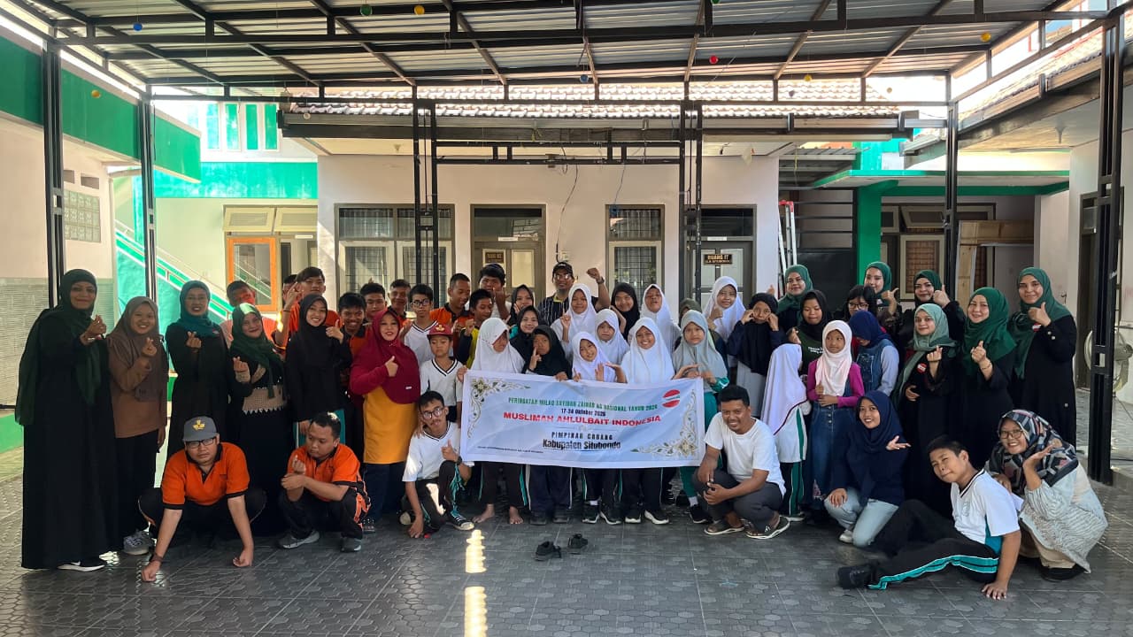 Pengurus Muslimah ABI Pimcab Situbondo mendampingi siswa SLB Dharma Wanita dalam praktik bercocok tanam melalui program Garden of Sayyidah Zainab s.a., sebagai bagian dari pembelajaran keterampilan hidup dan pengenalan kewirausahaan.