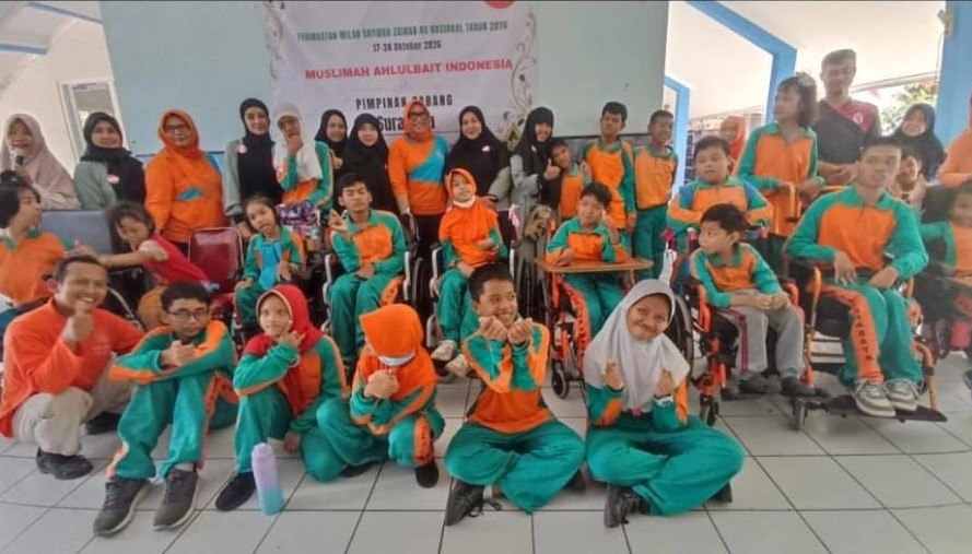 Muslimah ABI Kota Surabaya menggelar kunjungan edukatif ke YPAC Semolowaru, Surabaya, Rabu (21/10/2026), untuk mengenalkan keteladanan Sayyidah Zainab a.s, sekaligus belajar tentang pendidikan yang memanusiakan bersama 30 siswa berkebutuhan khusus dan 15 guru.