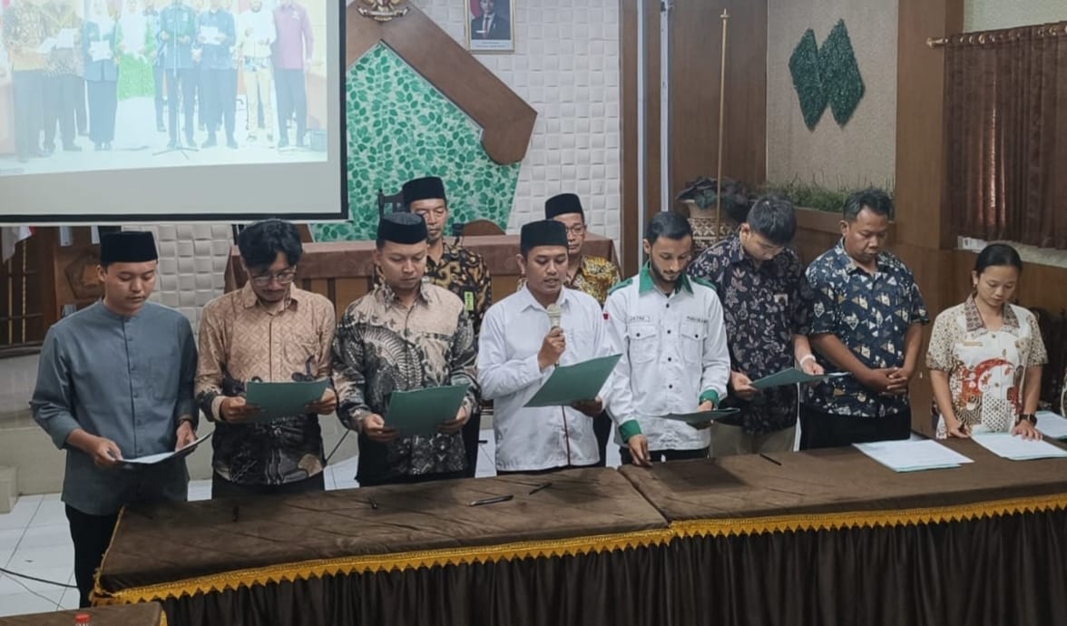Ketua DPD ABI Kota Pasuruan Ahmad Assegaf bersama Ketua Pimwil Pandu ABI Jawa Timur Muhammad Husein menghadiri dialog pemuda lintas agama di Aula Kementerian Agama Kota Pasuruan, Rabu (28/10/2026), untuk memperkuat kerukunan dan komunikasi lintas organisasi.