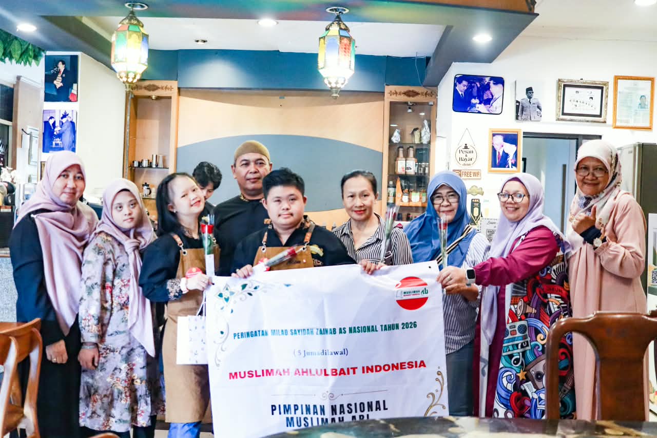 Pimnas Muslimah ABI mengunjungi Kopi Kamu, kedai kopi yang memberikan kesempatan kerja kepada anak-anak penyandang Down syndrome, dalam rangka memperingati Milad Sayyidah Zainab a.s., 17–24 Oktober 2026.