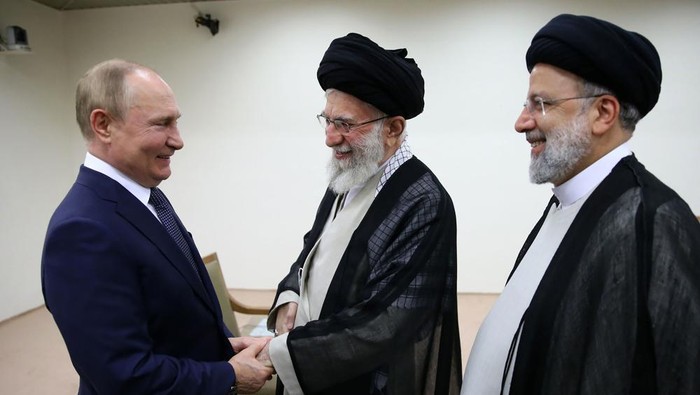 Presiden Rusia Vladimir Putin saat bertemu dengan Syahid Ayatullah Sayyid Ali Khamenei dan Syahid Ebrahim Raisi di Teheran. (Kantor Pemimpin Tertinggi Iran)