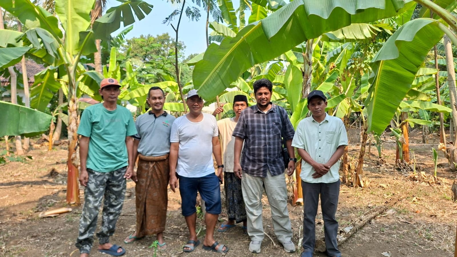 Jajaran pengurus DPD ABI Lumajang bersama Ketua Departemen Pemberdayaan Ekonomi DPW ABI Jawa Tengah, Sayyid Jaelani Assegaf, dan Ketua Departemen Pemberdayaan Ekonomi DPW ABI Jawa Timur, Anis Nurfaizi, dalam kunjungan studi banding budidaya Pisang Raja Kresek di Lumajang.