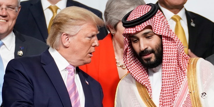 Presiden AS Donald Trump dan Putra Mahkota Arab Saudi Mohammed bin Salman. Kedekatan Riyadh dengan Washington tak serta-merta menjamin keamanan Arab Saudi di tengah perang AS-Iran.