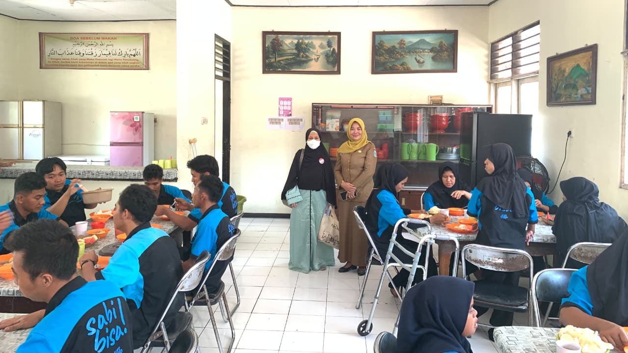 Muslimah ABI Kabupaten Pasuruan mengunjungi UPT RSBD Pasuruan pada Selasa (20/10/2026) dalam rangka Milad Sayyidah Zainab a.s, melalui kegiatan silaturahmi dan interaksi bersama para penerima manfaat.