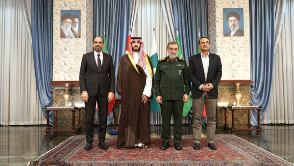 Mayor Jenderal Mohsen Rezaei, Sekretaris Dewan Keamanan Nasional Tertinggi Iran, menjadi tuan rumah pertemuan Iran, Pakistan, Turki, dan Arab Saudi di Teheran untuk membahas keamanan dan stabilitas regional.
