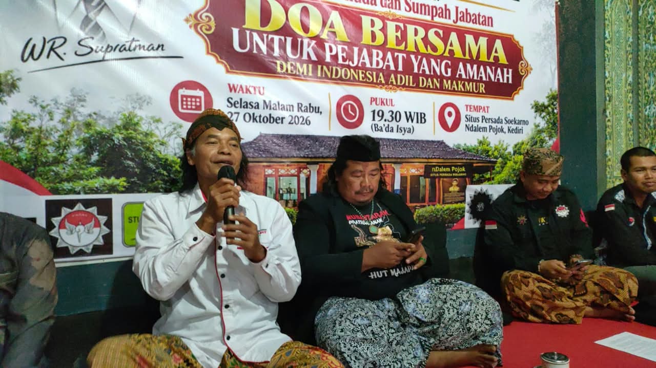 Ketua DPD ABI Kabupaten Kediri, Juwaini, bersama tokoh lintas agama dan perwakilan organisasi kemasyarakatan dalam tasyakuran ke-98 Hari Sumpah Pemuda di Situs Persada Sukarno, Ndalem Pojok, Kabupaten Kediri, Selasa (27/10/2026), yang mengangkat persatuan dan tanggung jawab kebangsaan.